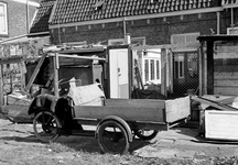 58313 Afbeelding van een bakfiets achter een huis aan de Herenweg te Utrecht (vermoedelijk Herenweg 84).
